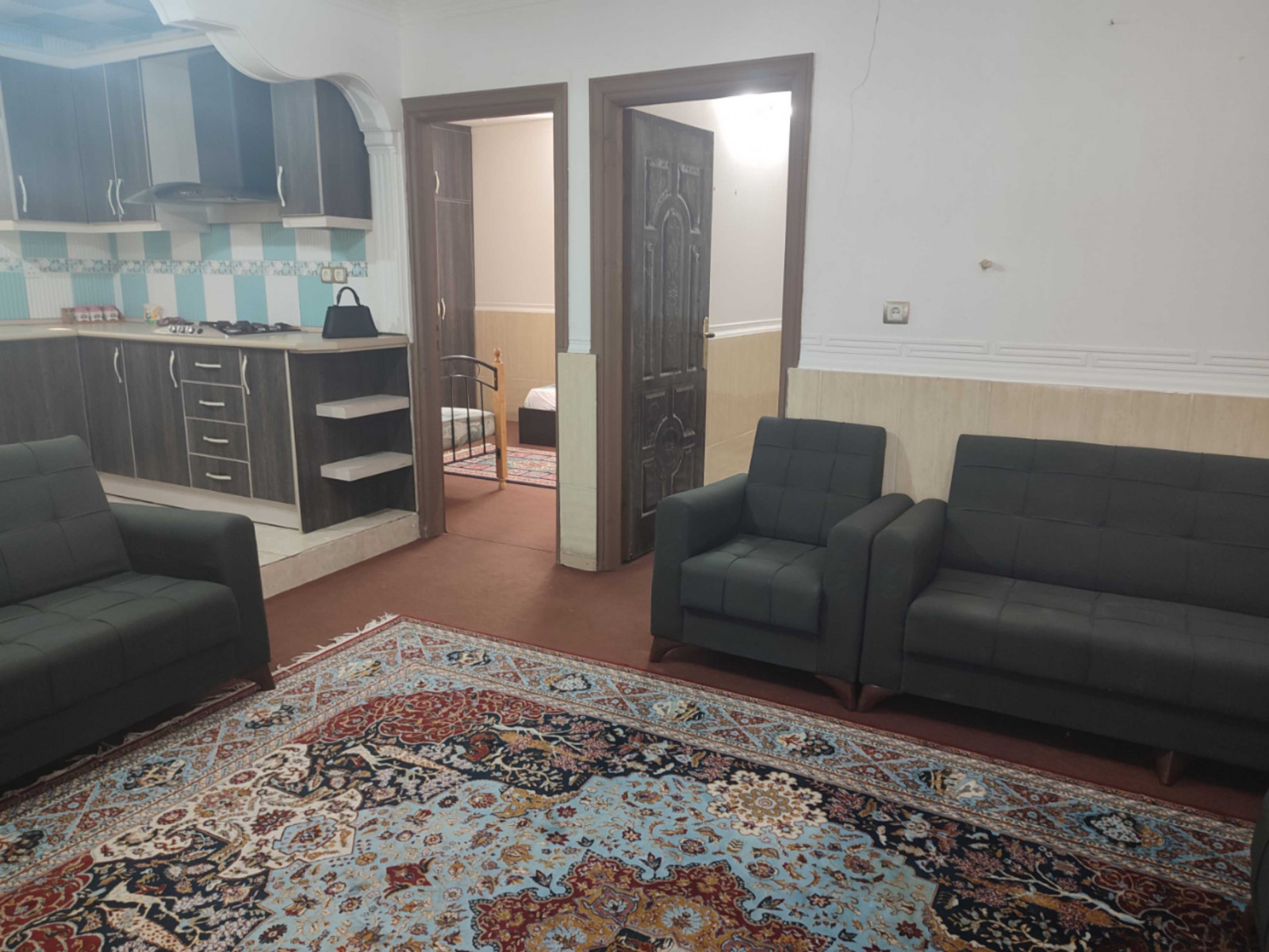 نمایی از اتاق پذیرایی و آشپزخانه