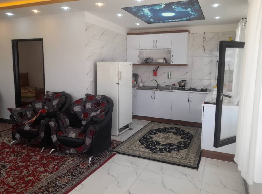 اتاق پذیرایی و آشپزخانه