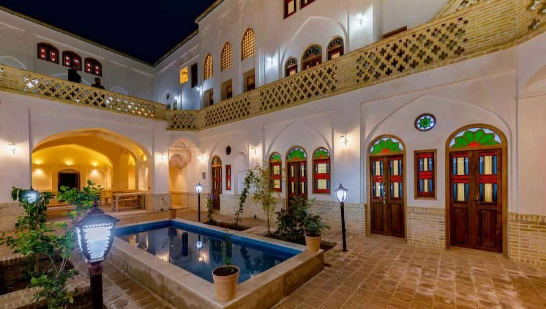 حیاط عمارت شاه نشین