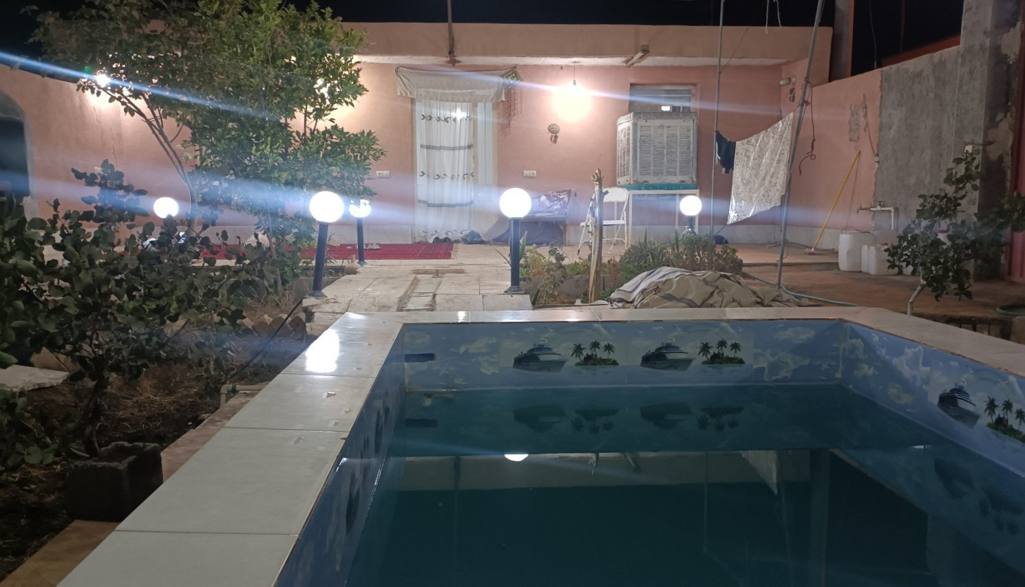 حیاط و نمای اقامتگاه