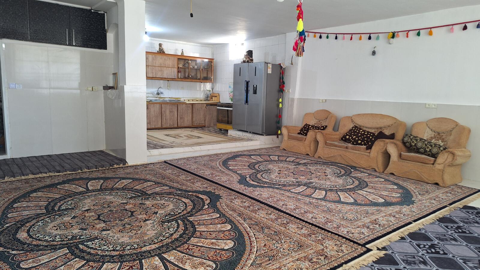 اتاق پذیرایی و آشپزخانه