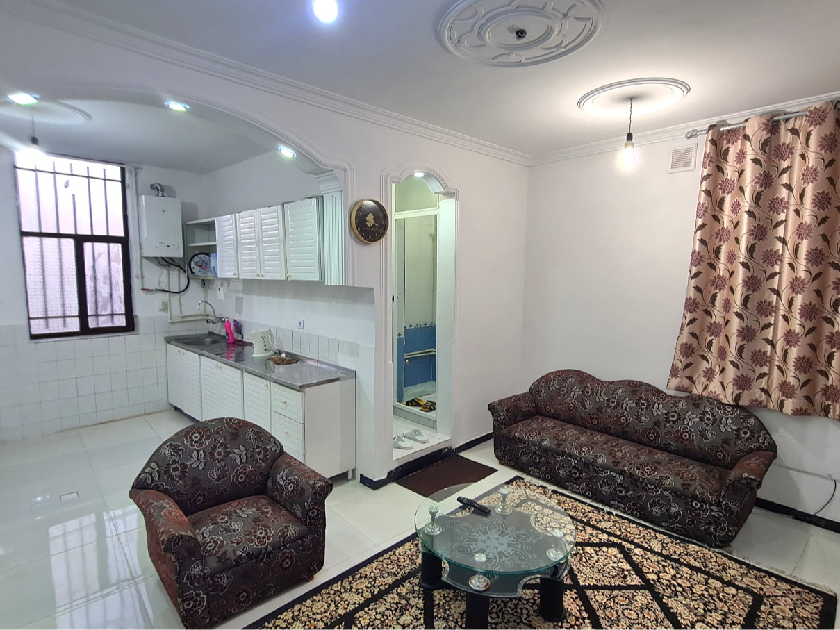 اتاق پذیرایی و آشپزخانه