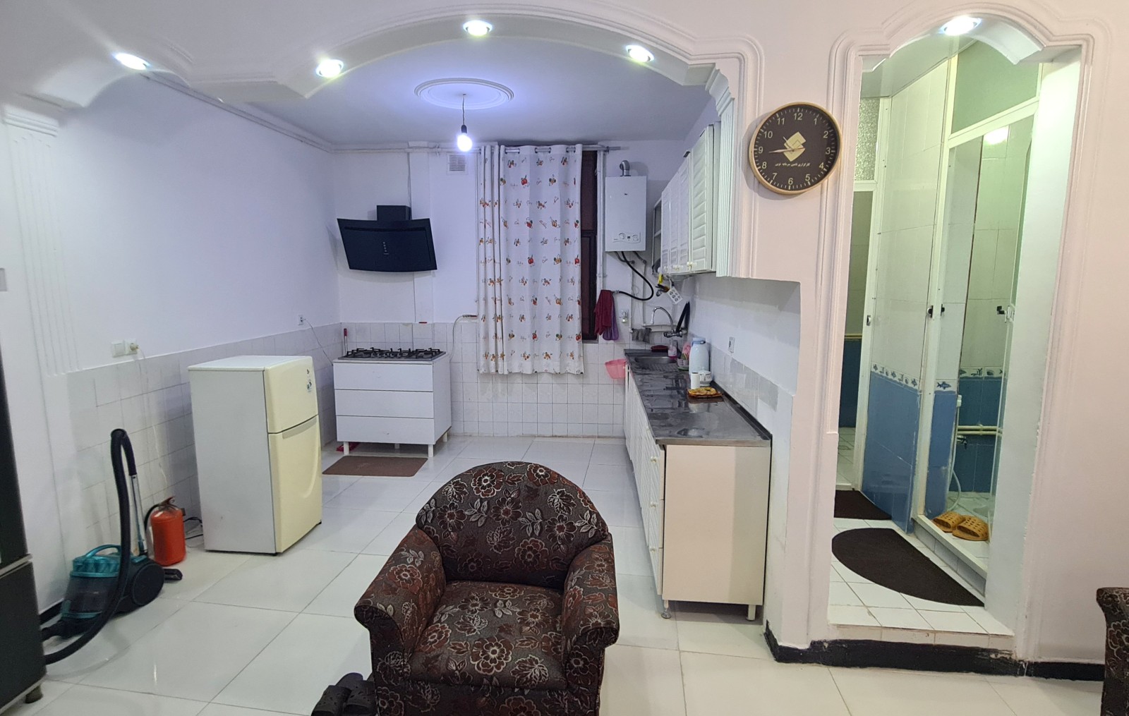 اتاق پذیرایی و آشپزخانه