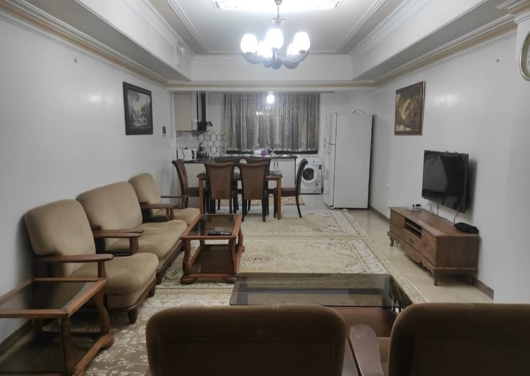 اتاق پذیرایی و آشپزخانه