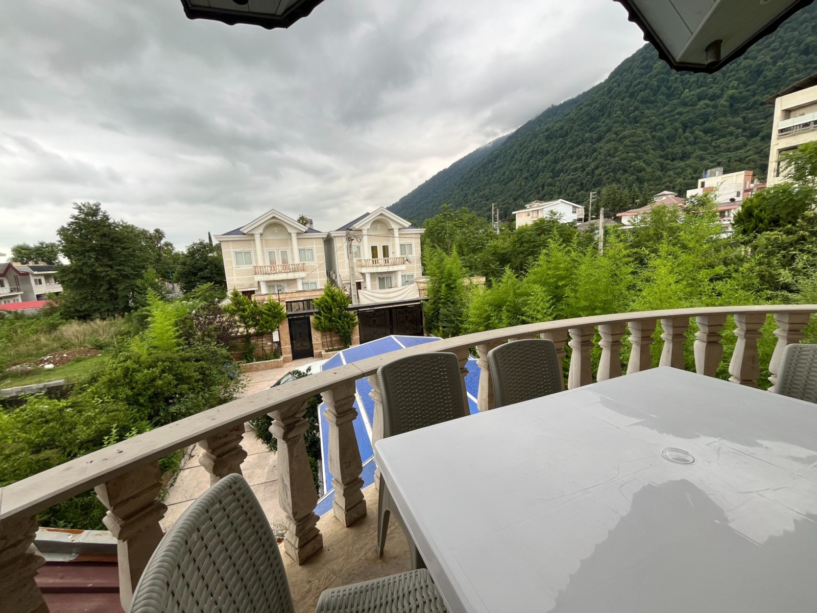 نمای اقامتگاه و حیاط نمای اقامتگاه و حیاط