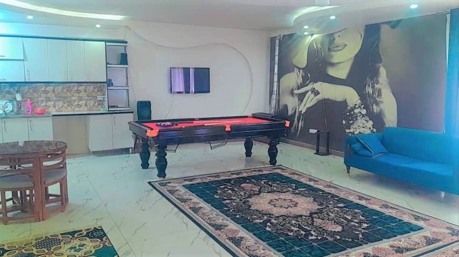 اتاق پذیرایی و آشپزخانه