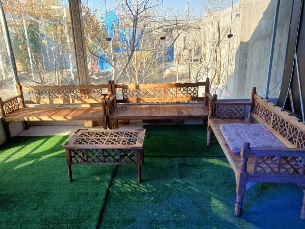 میز و صندلی داخل آلاچیق