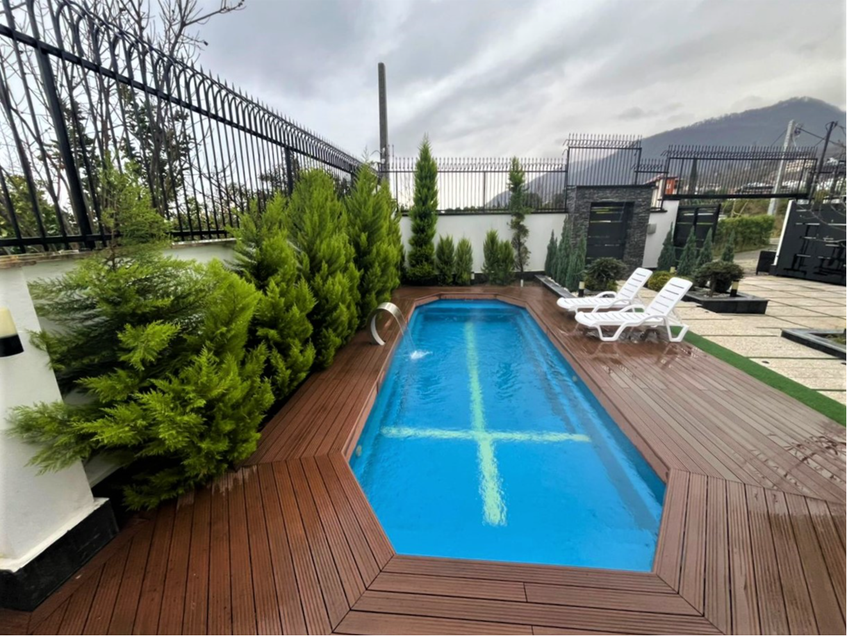 استخر و حیاط