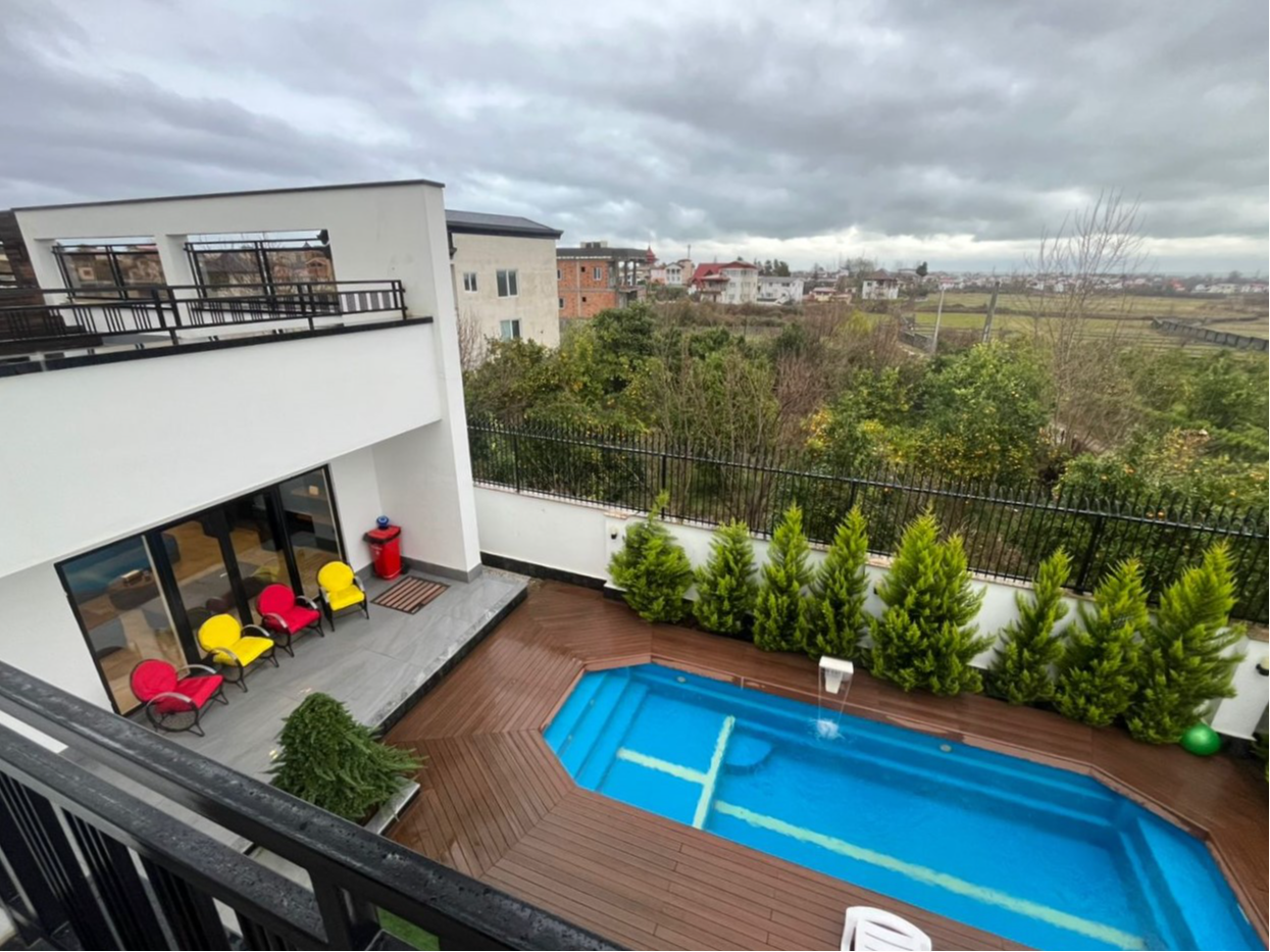 حیاط و استخر