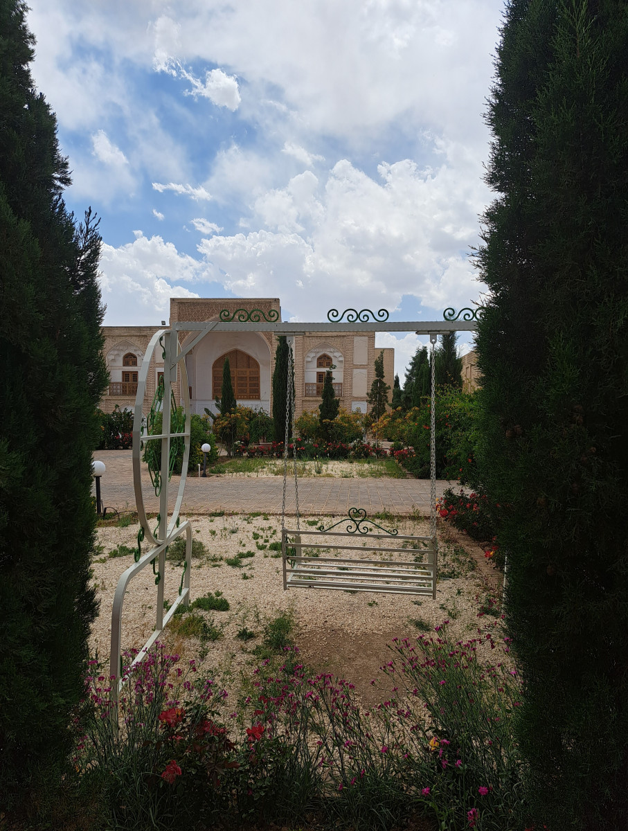 نمای مجموعه و حیاط