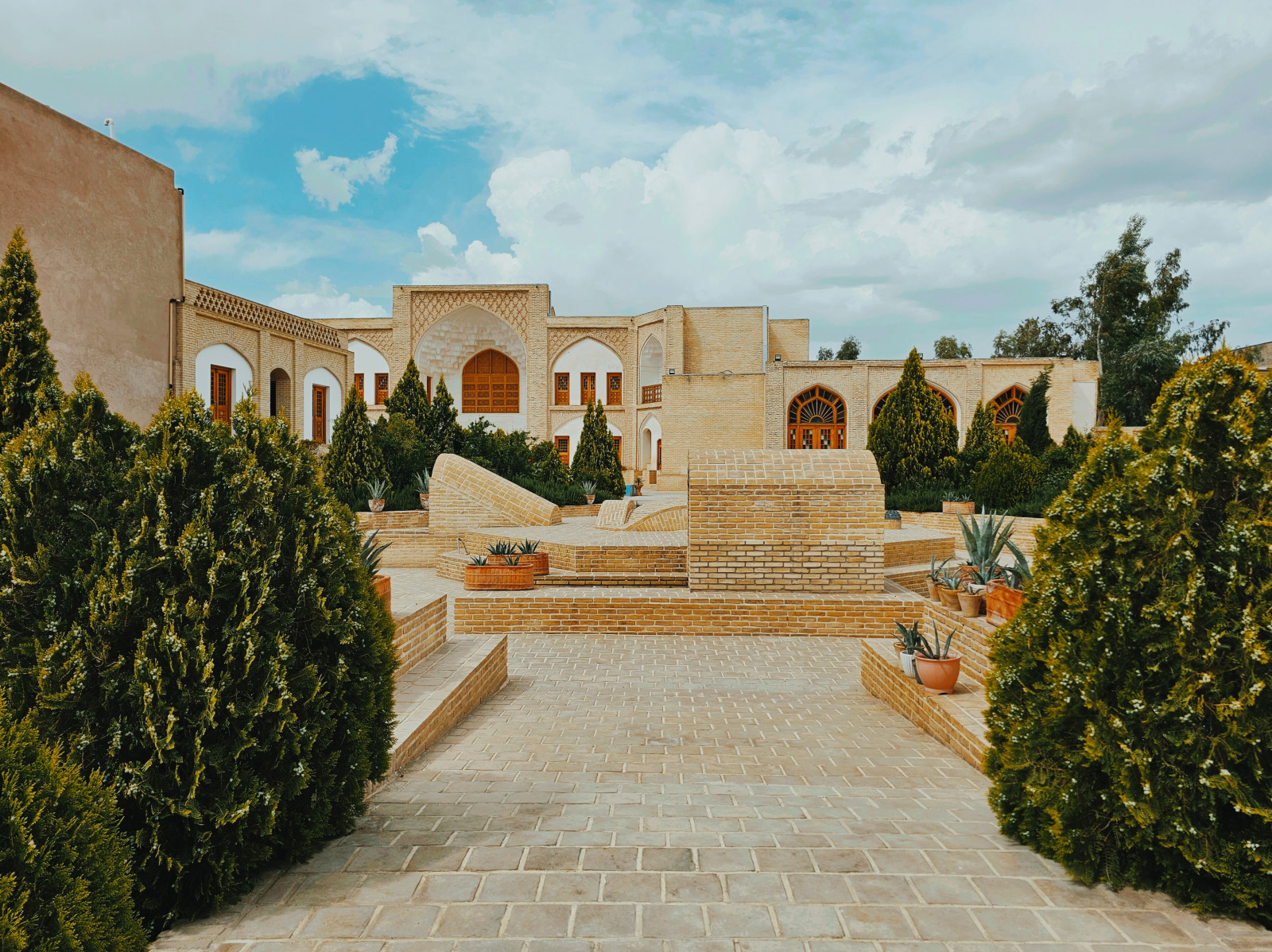 حیاط مجموعه