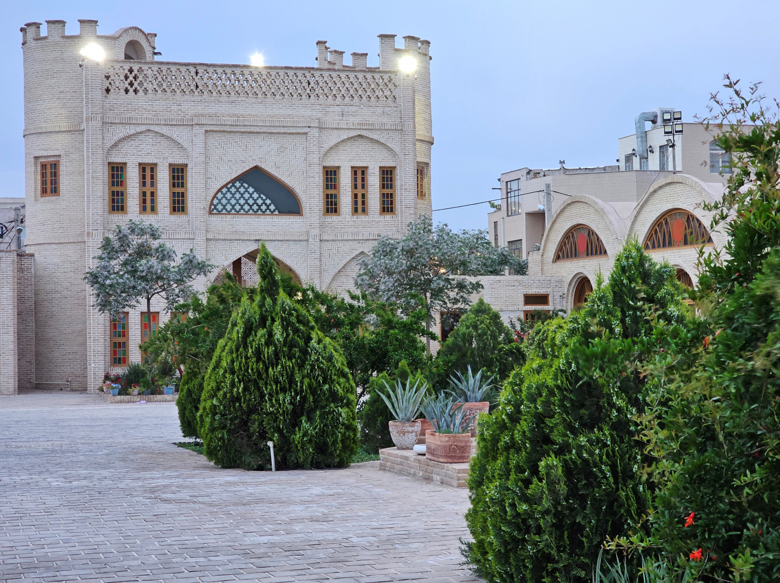 نمای مجموعه و حیاط