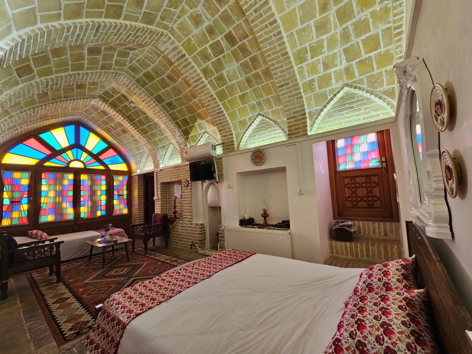 داخل اتاق گلنار