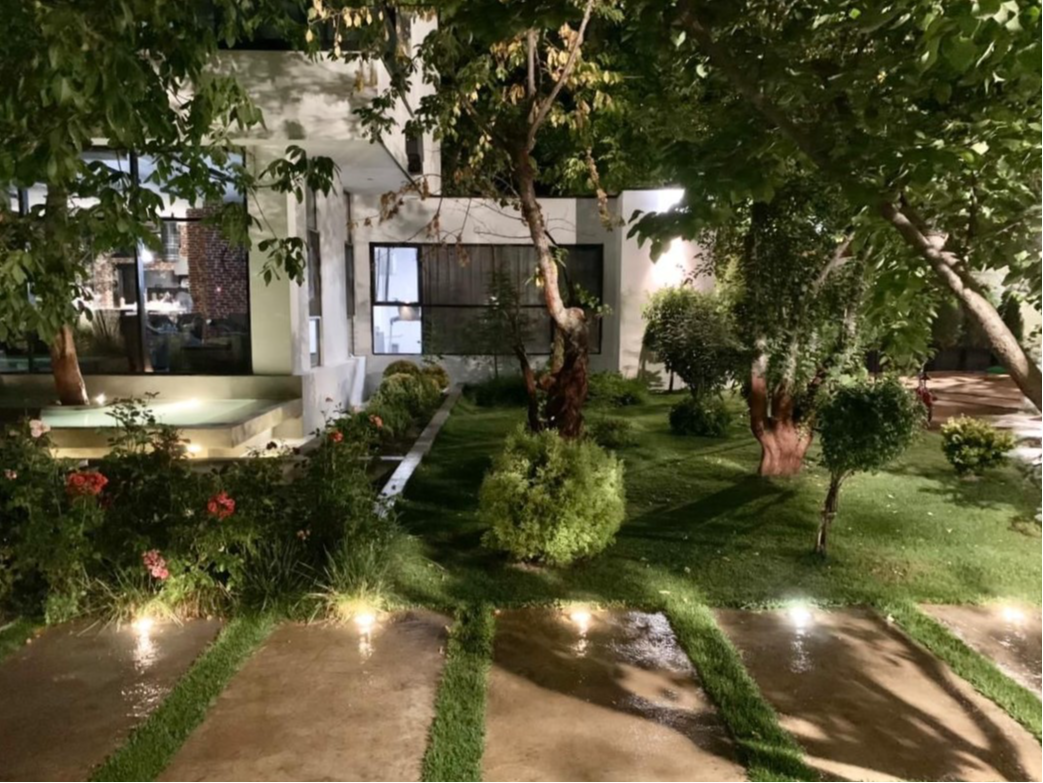 نمای اقامتگاه و حیاط