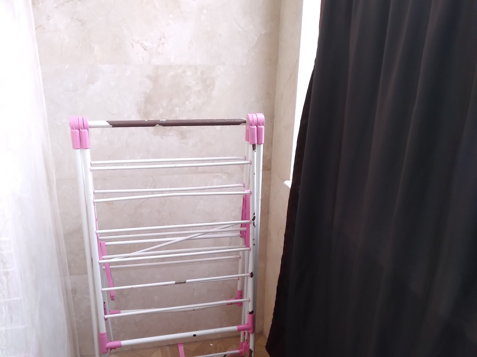 بخشی از تراس که دارای پرده و بند رخت آپارتمانی است .