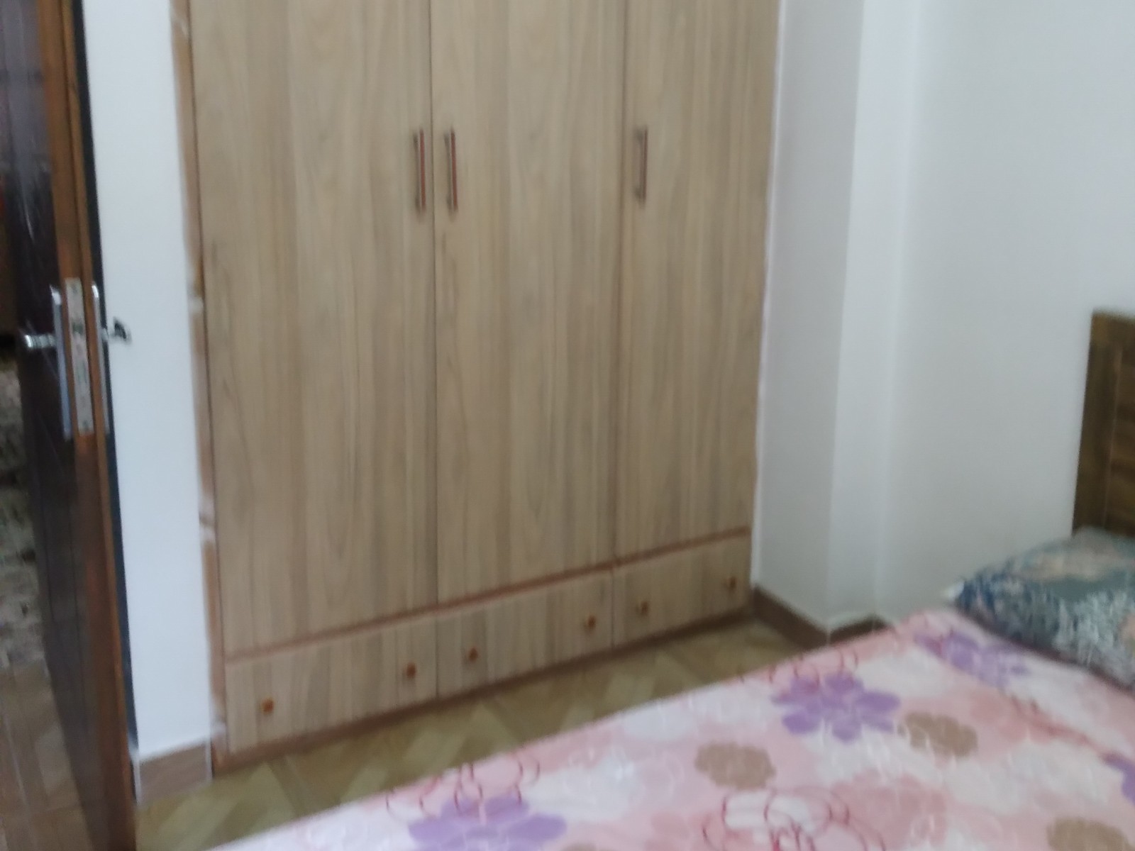 بخشی از اتاق که دارای کمد دیواری است.