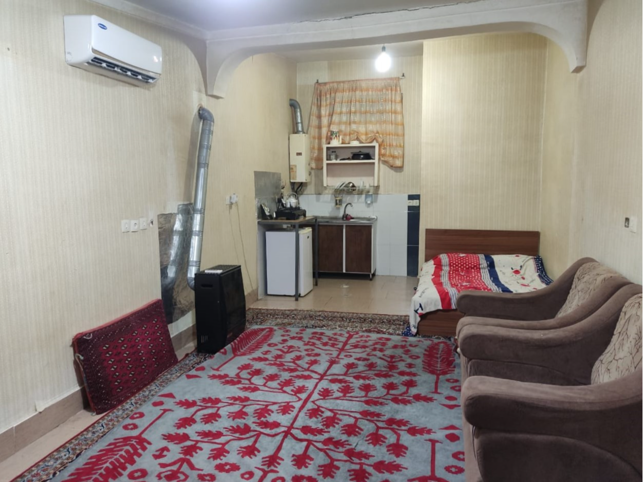 اتاق پذیرایی و آشپزخانه