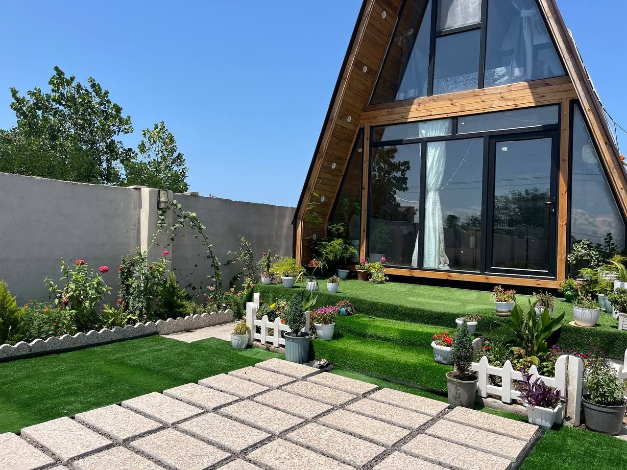 نمای بیرونی کلبه