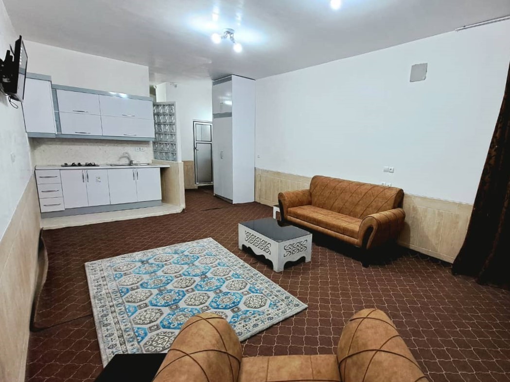 اتاق پذیرایی و آشپزخانه