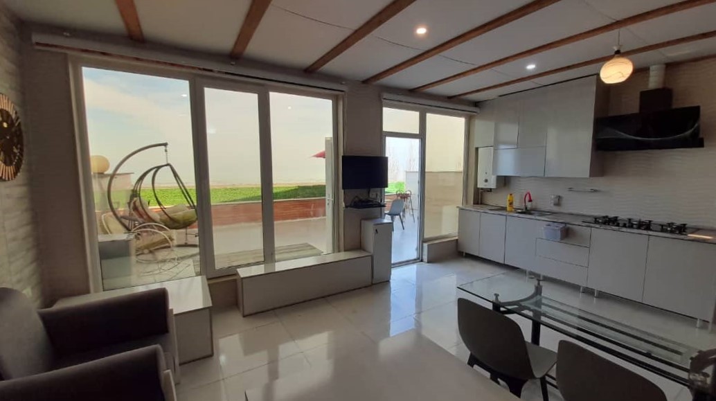 اتاق پذیرایی و آشپزخانه