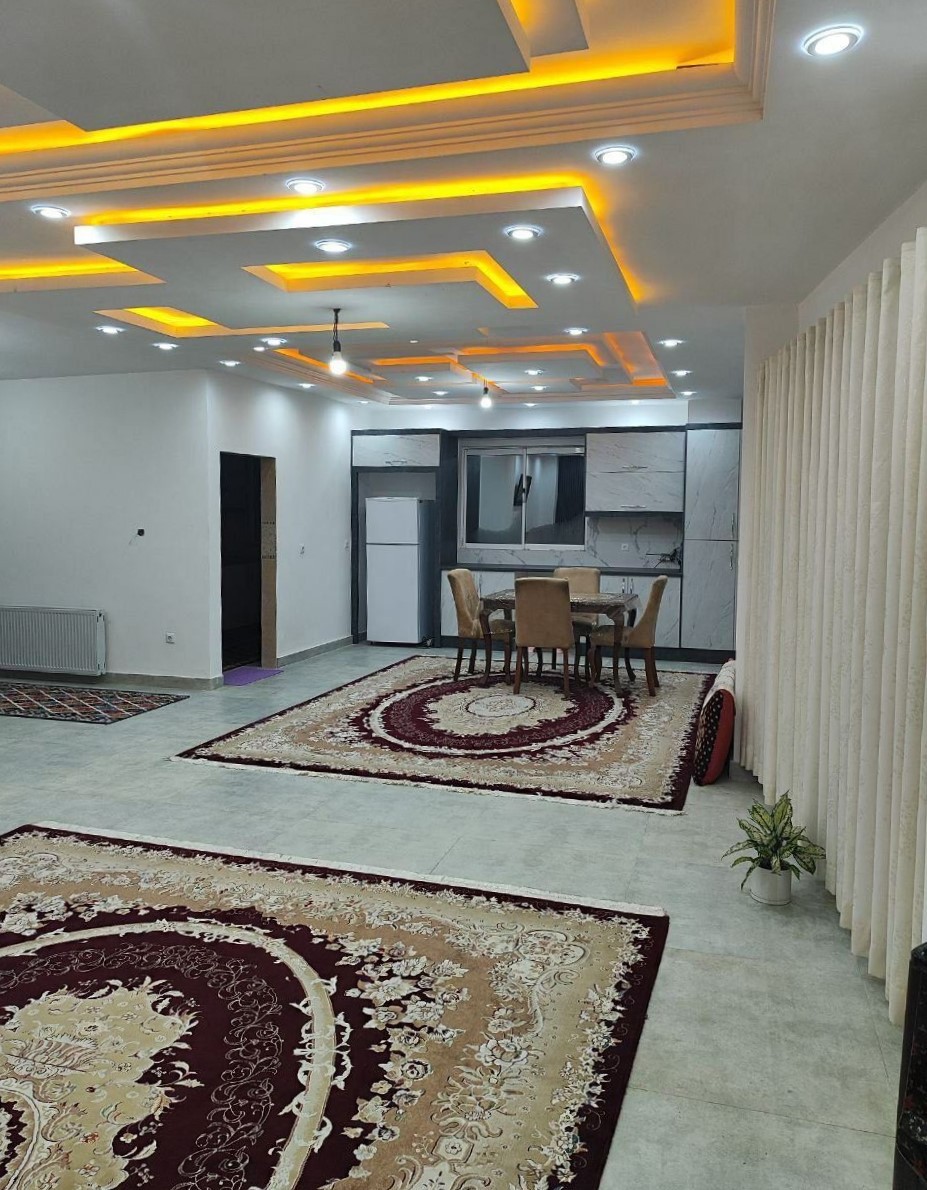 اتاق پذیرایی و آشپزخانه