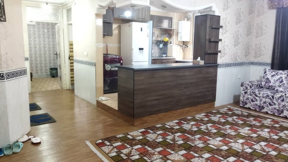 اتاق پذیرایی و آشپزخانه