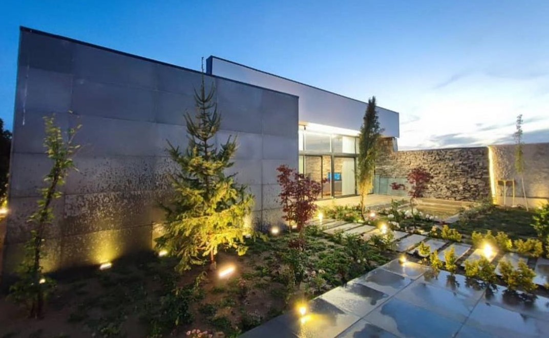 نمای اقامتگاه و حیاط