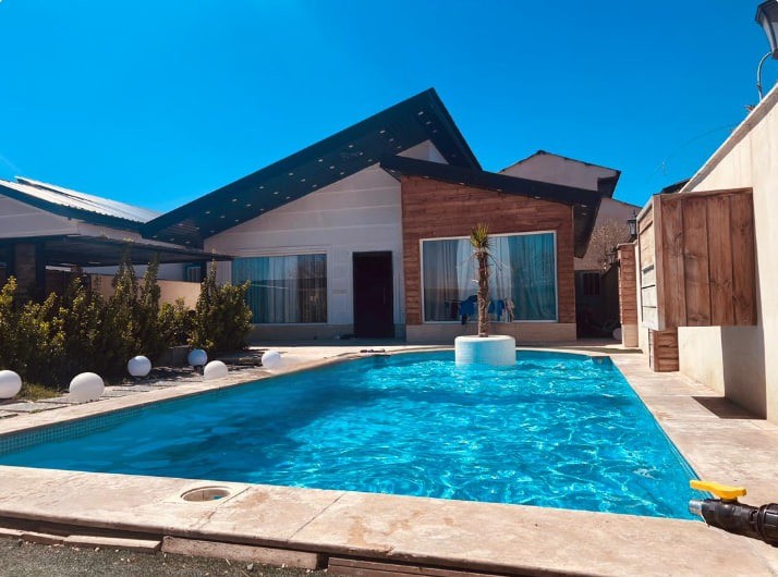 نمای اقامتگاه و حیاط