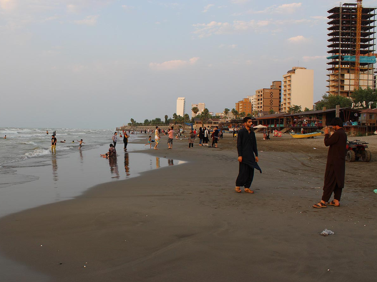 ساحل شنی دارای ساحل شنی وسیع - در ساحل موتور چهار چرخ / قایق سواری / جت اسکی / شاتل / اسب سواری / بلال فروشی و کافی شاپ موجود می باشد .