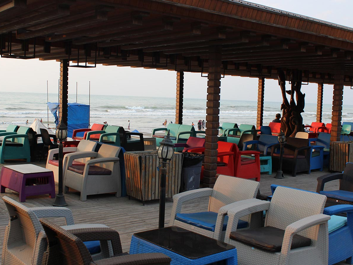 کافه ساحلی رو به دریا دارای ساحل شنی وسیع - در ساحل موتور چهار چرخ / قایق سواری / جت اسکی / شاتل / اسب سواری / بلال فروشی و کافی شاپ موجود می باشد .