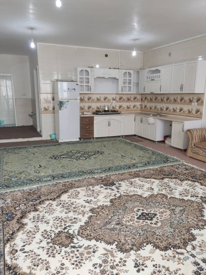 اتاق پذیرایی و آشپزخانه