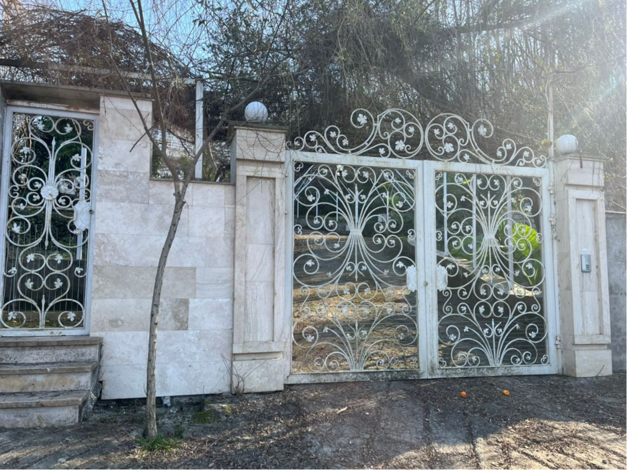 درب ورودی اقامتگاه