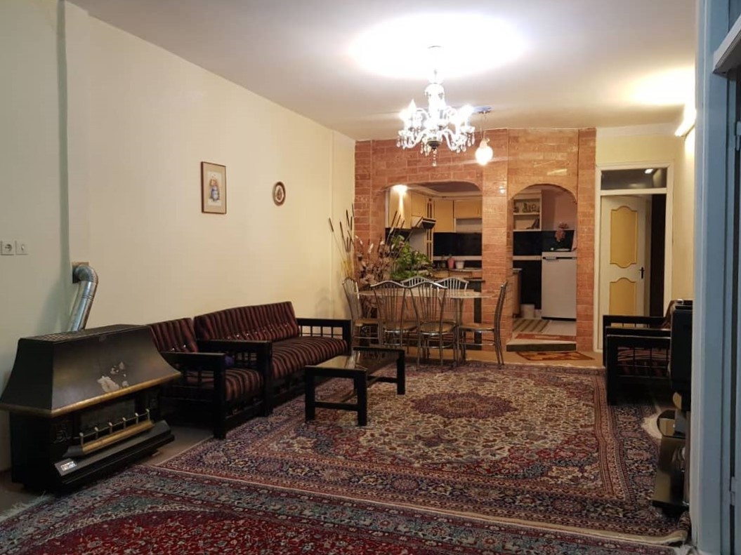 اتاق پذیرایی و آشپزخانه