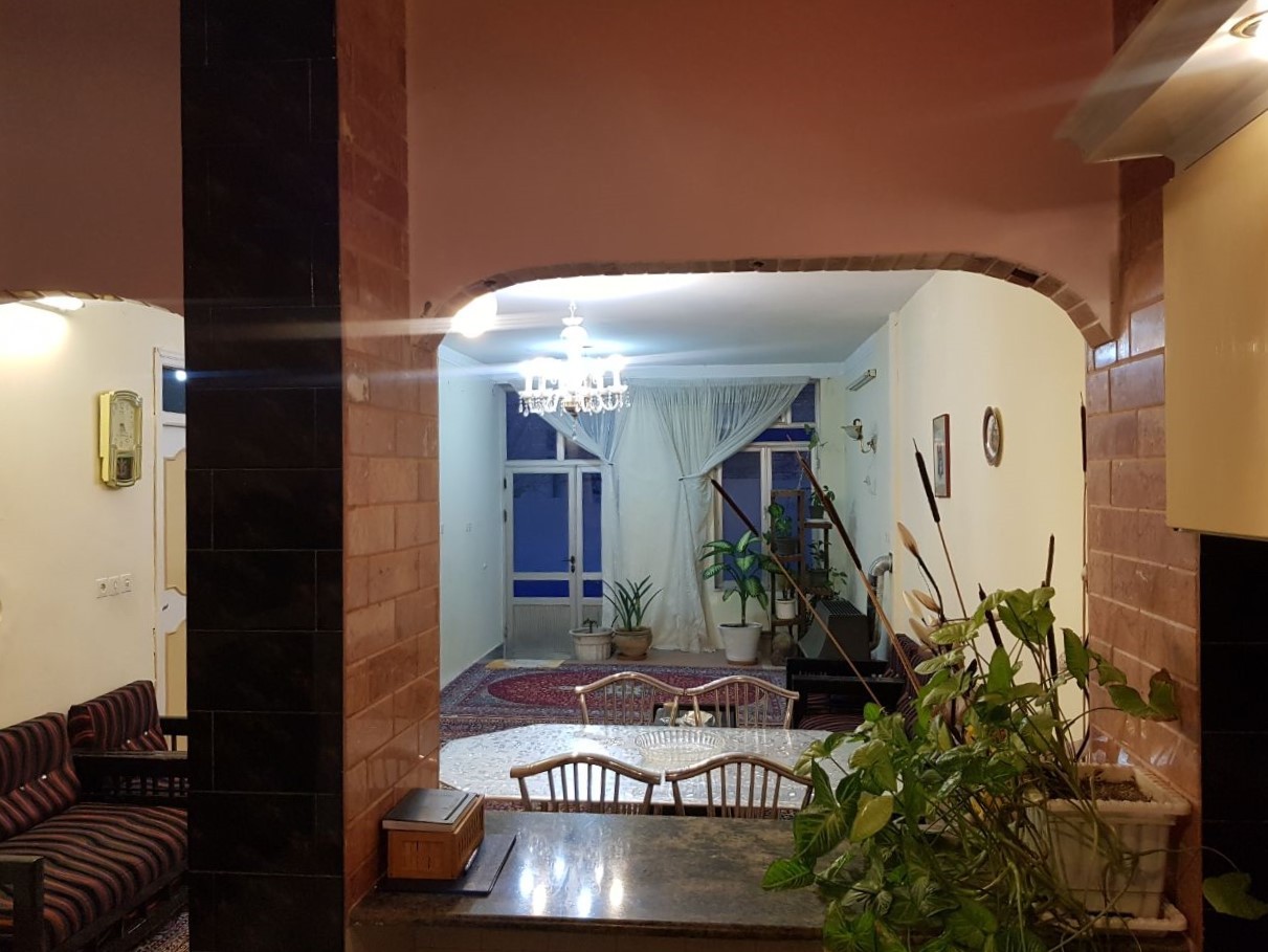 اتاق پذیرایی و آشپزخانه