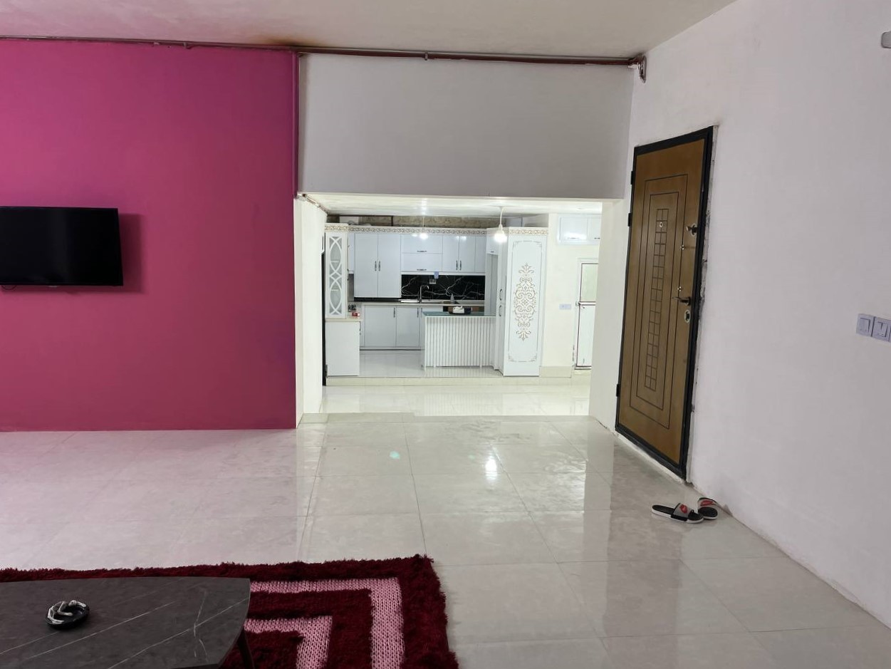 اتاق پذیرایی و آشپزخانه
