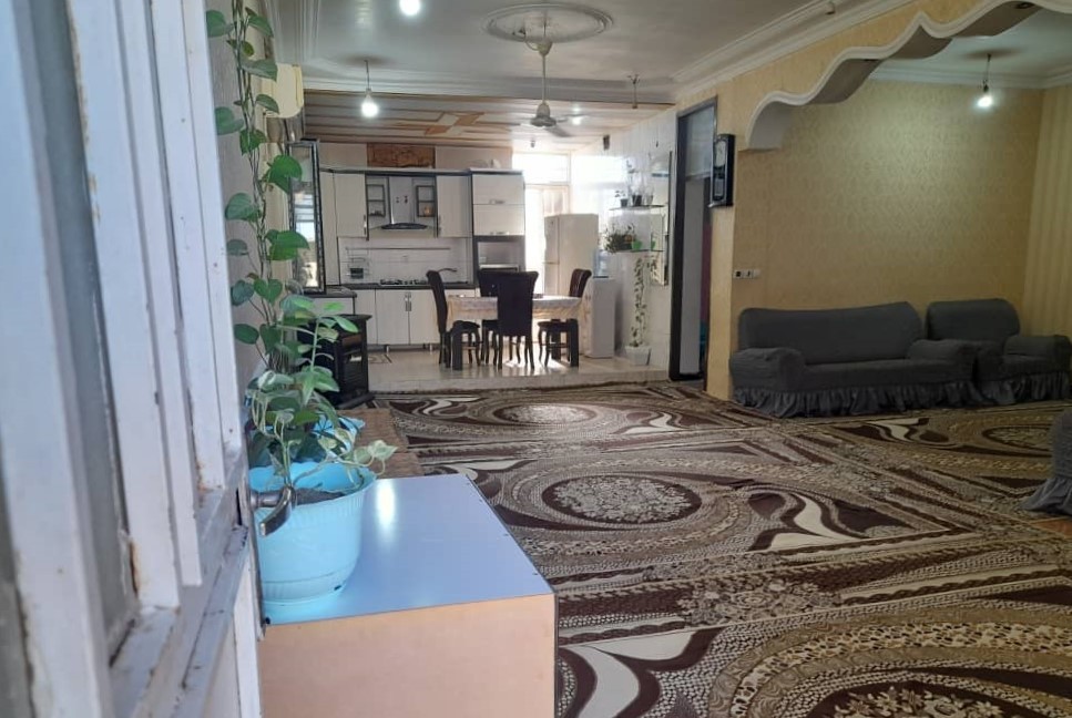 اتاق پذیرایی و آشپزخانه