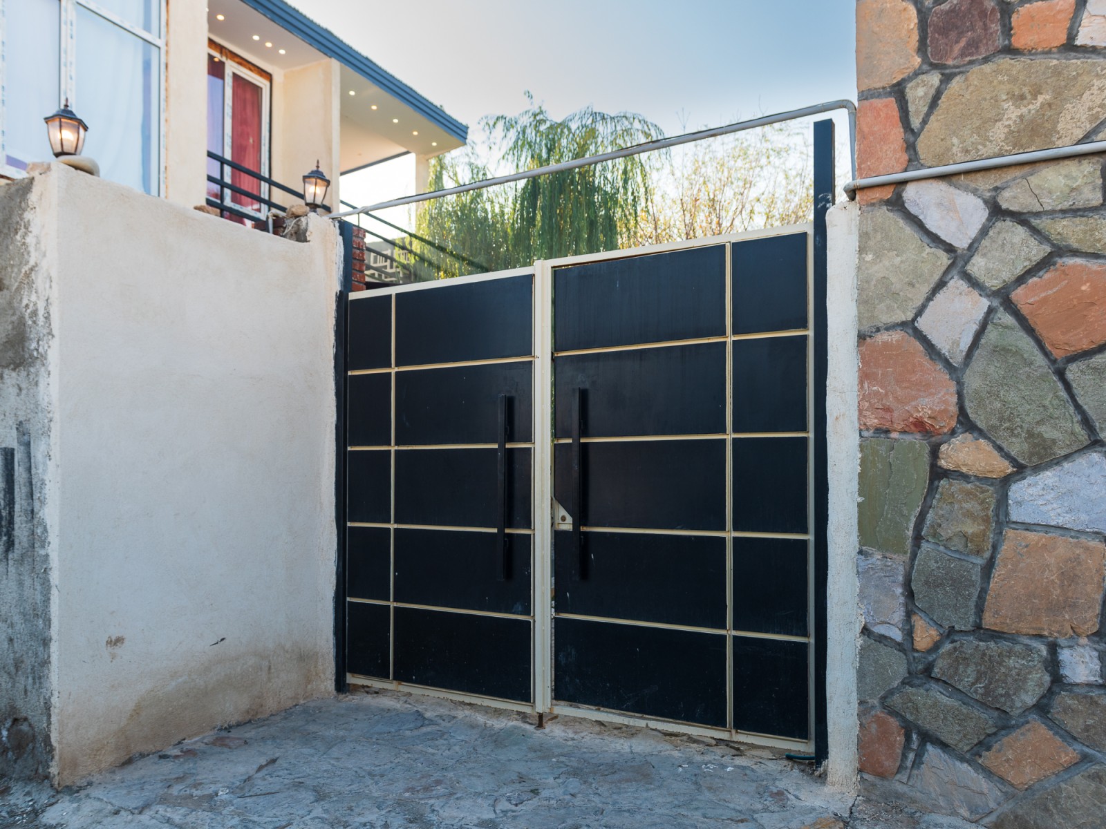 ورودی اقامتگاه ورودی اقامتگاه