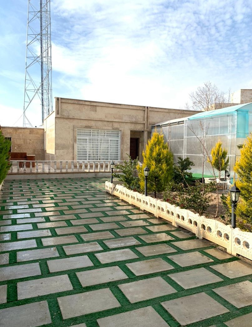 نمای اقامتگاه و حیاط