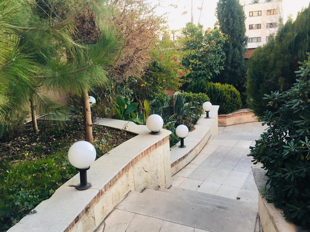 محوطه حیاط ساختمان