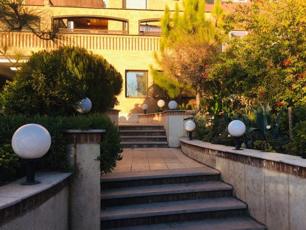 محوطه حیاط ساختمان