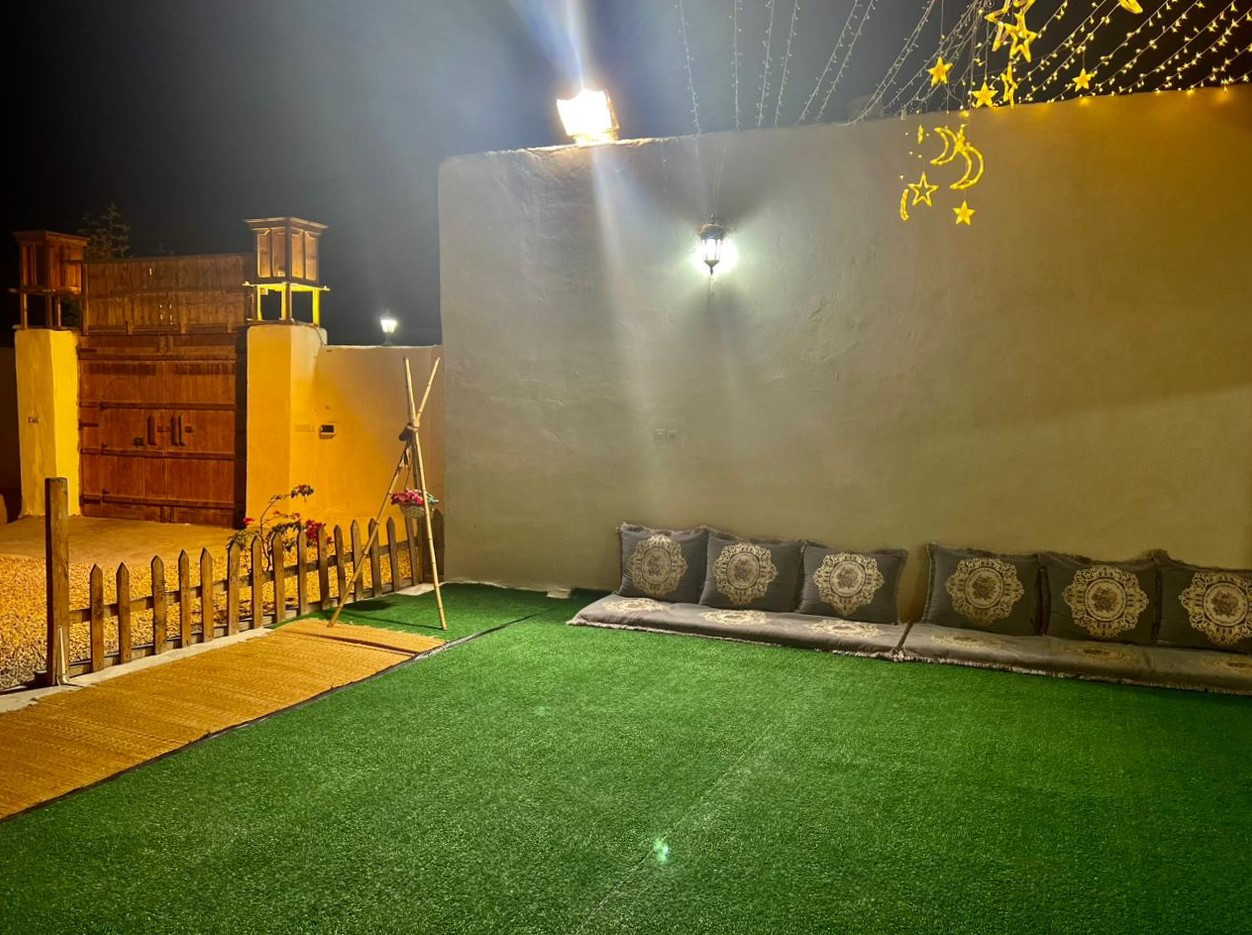 حیاط "مجموعه دهیل"