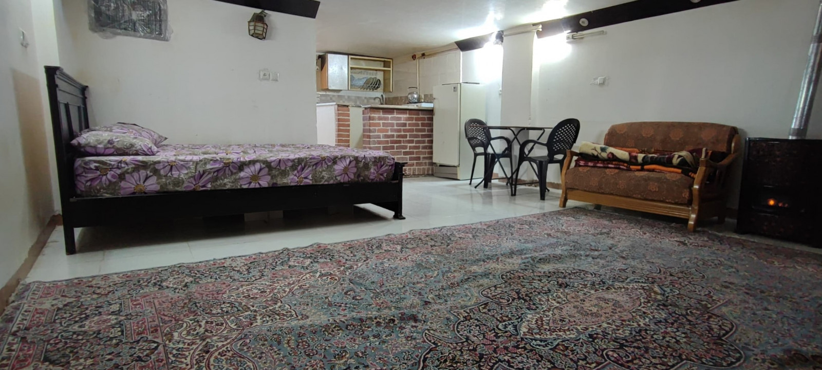 اتاق پذیرایی و آشپزخانه