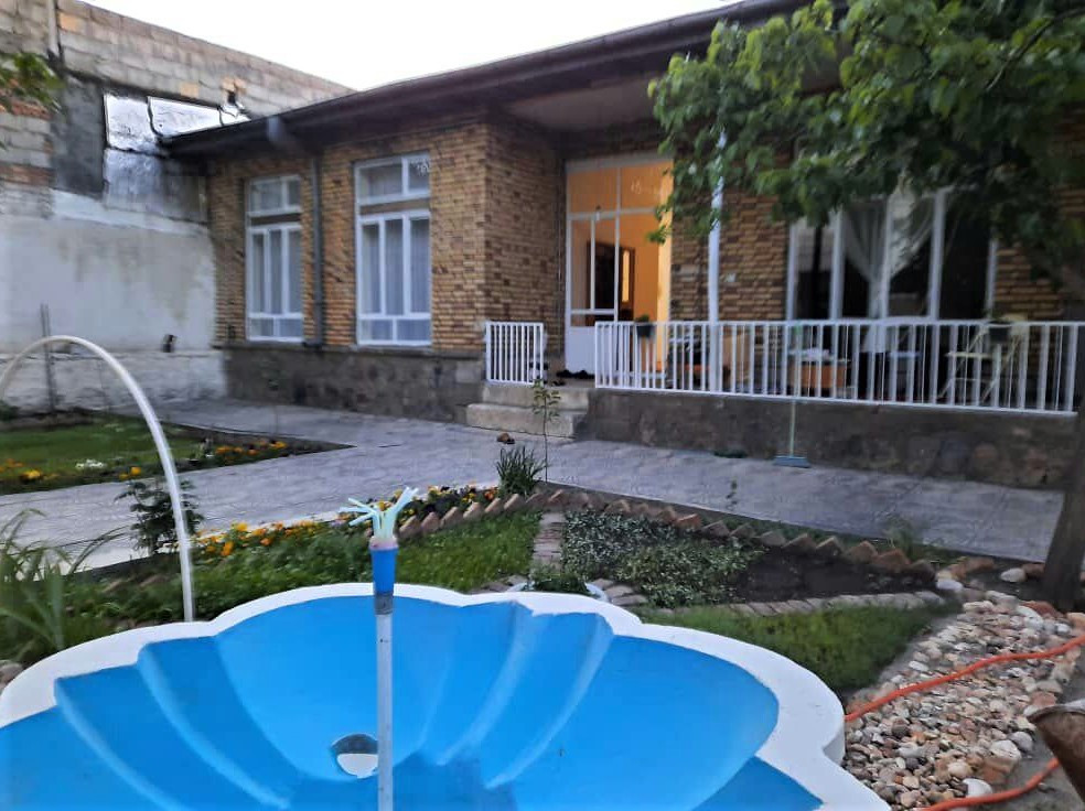 نمای اقامتگاه و حیاط