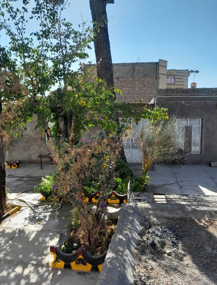 نمای اقامتگاه و حیاط