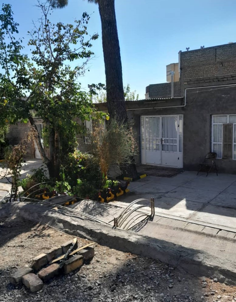 نمای اقامتگاه و حیاط