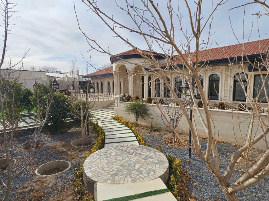 نمای اقامتگاه و حیاط نمای اقامتگاه و حیاط