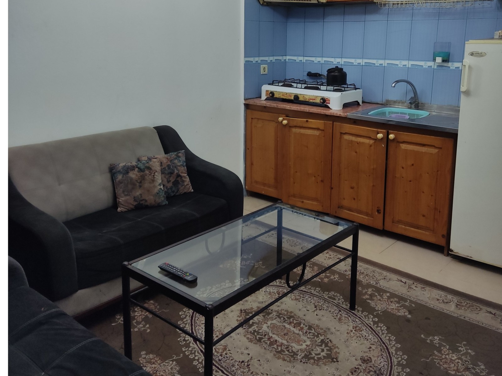 اتاق پذیرایی و آشپزخانه