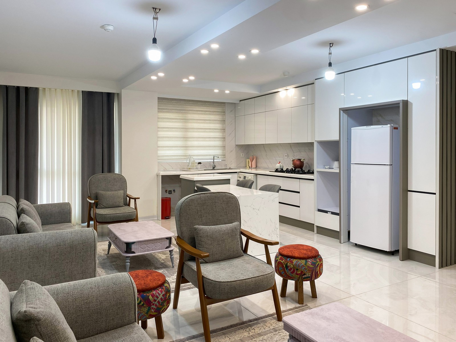 اتاق پذیرایی و آشپزخانه