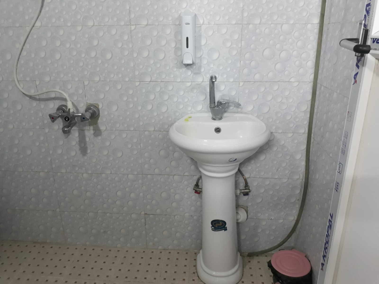 سرویس بهداشتی و حمام سرویس بهداشتی و حمام