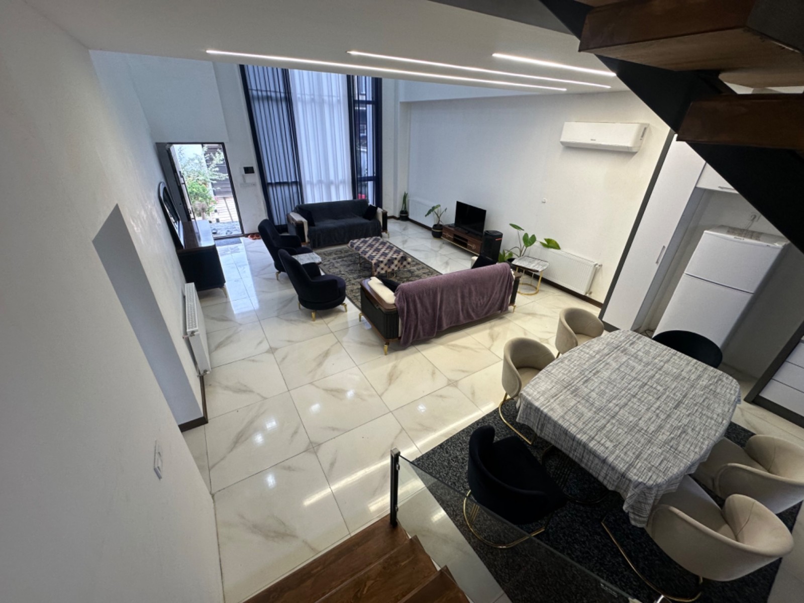 اتاق پذیرایی و آشپزخانه